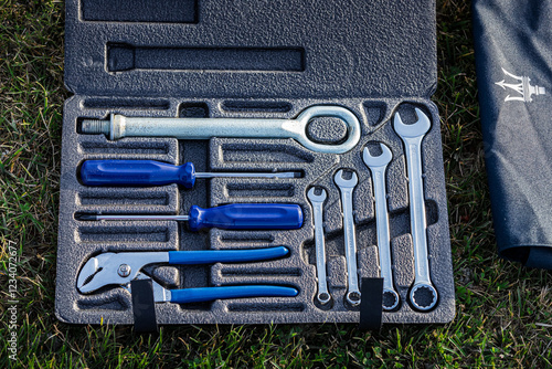 Bilde på lerret Car Emergency Tool Kit Blue