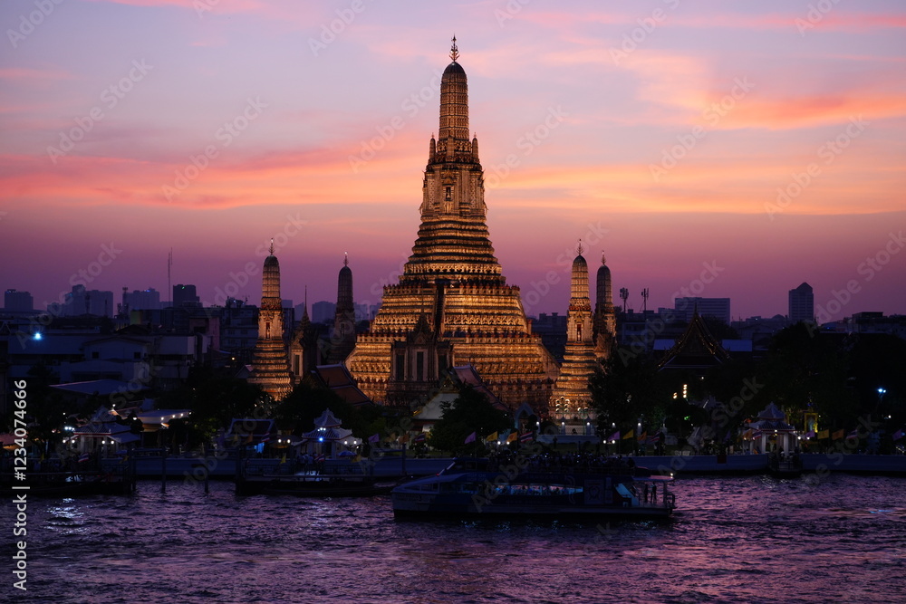 Breathtaking Sunset of Wat Arun in Bangkok, Thailand - タイ バンコク ワットアルン 夕日