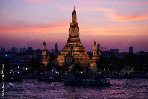 Obraz na płótnie Breathtaking Sunset of Wat Arun in Bangkok, Thailand - タイ バンコク ワットアルン 夕日 w salonie
