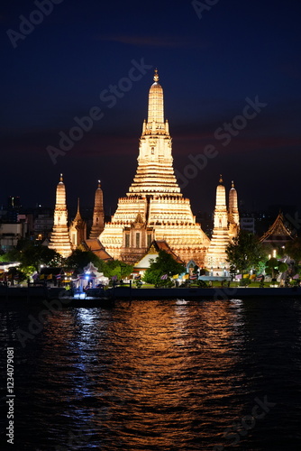 Obraz na płótnie Breathtaking Night View of Wat Arun in Bangkok, Thailand - タイ バンコク ワットアルンの夜景 w salonie