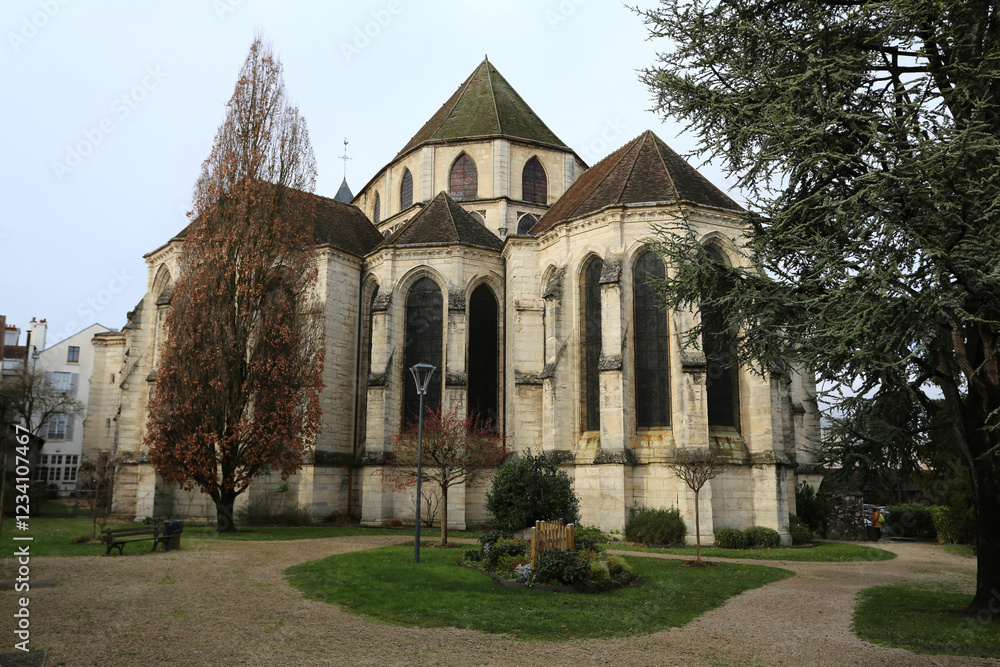 Fototapeta premium Abbatiale XIIIe de Lagny sur Marne et jardins