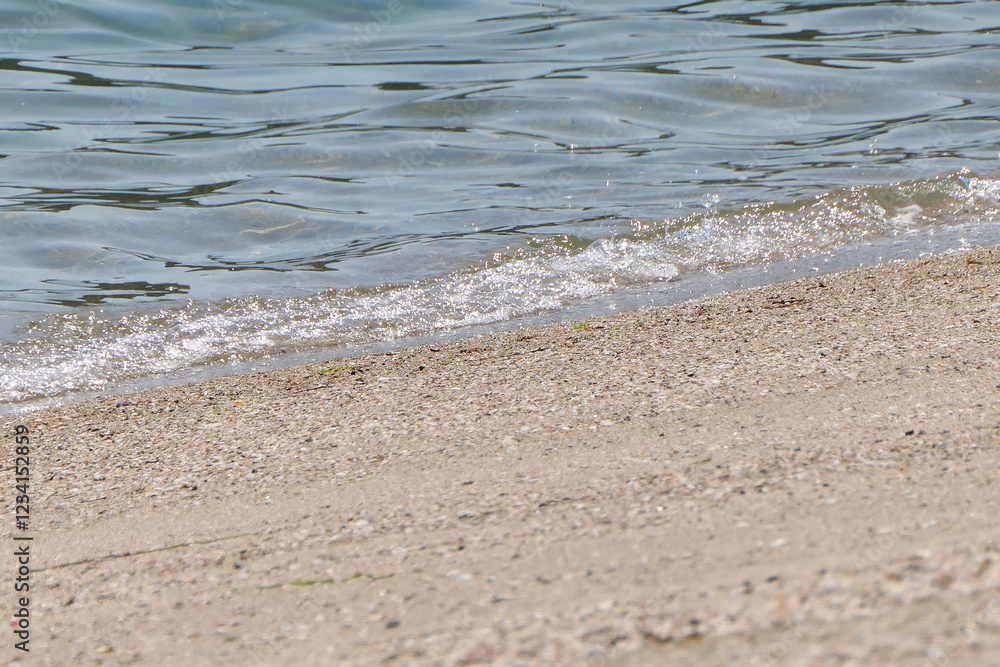 砂浜に打ち寄せる穏やかな海波 砂浜に打ち寄せる穏やかな海波