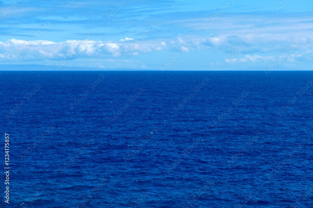 青く広がる大海原と遠くの水平線 青く広がる大海原と遠くの水平線