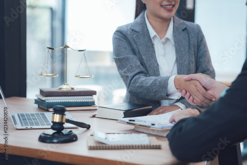 Quadro su tela Legal Handshake: A lawyer extends a hand in a firm handshake to a client, signifying trust, legal representation, and the start of a collaborative journey toward justice