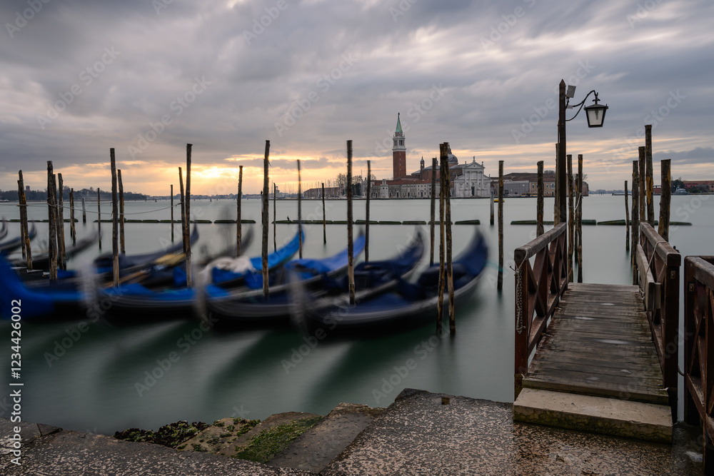Blick auf san giorgio maggiore mit Gondeln Blick auf san giorgio maggiore mit Gondeln