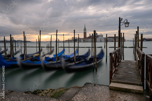 Blick auf san giorgio maggiore mit Gondeln photo