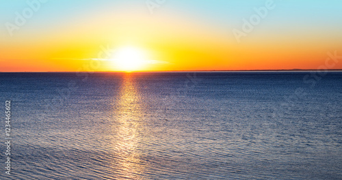 Sonnenuntergang am horizont über dem meer