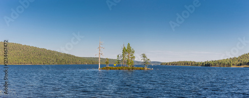 Panoramaufnahme vom Inarisee in Lappland, Finnland im sommer