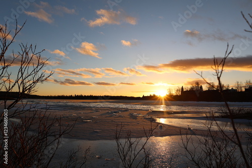 Winterlicher Sonnenuntergang am Fluss