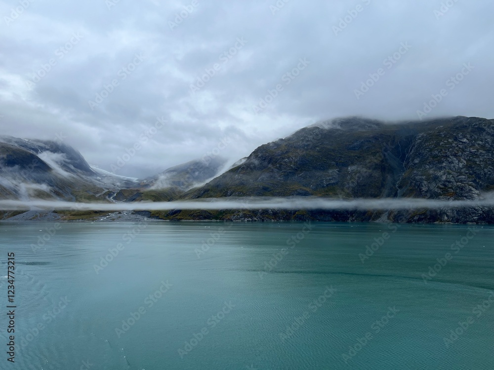 Obraz premium cruising by mountains