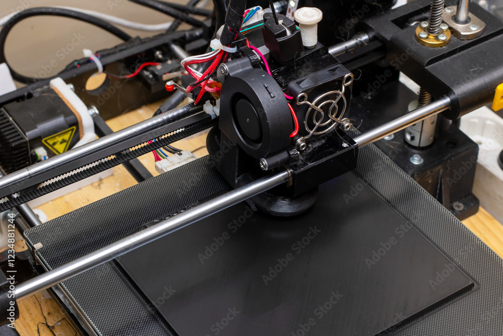 Obraz premium This image shows a closeup view of a 3D printer featuring a fan mounted on it