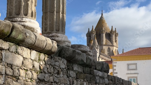 Templo Romano de Évora: Um Símbolo Intemporal do Império