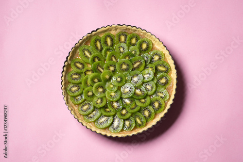 Obraz na płótnie Kiwi Pie on Pink Background w salonie