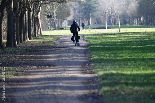 Cycliste dans un parc photo