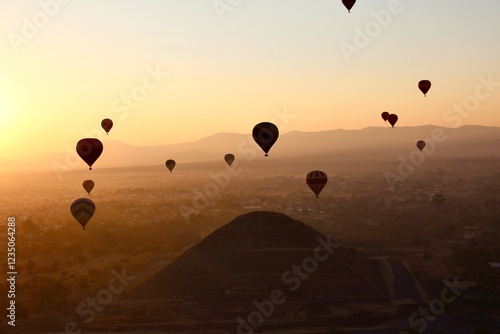 Wallpaper Mural hot air ballon at Teotihuacán, Mexico  Torontodigital.ca