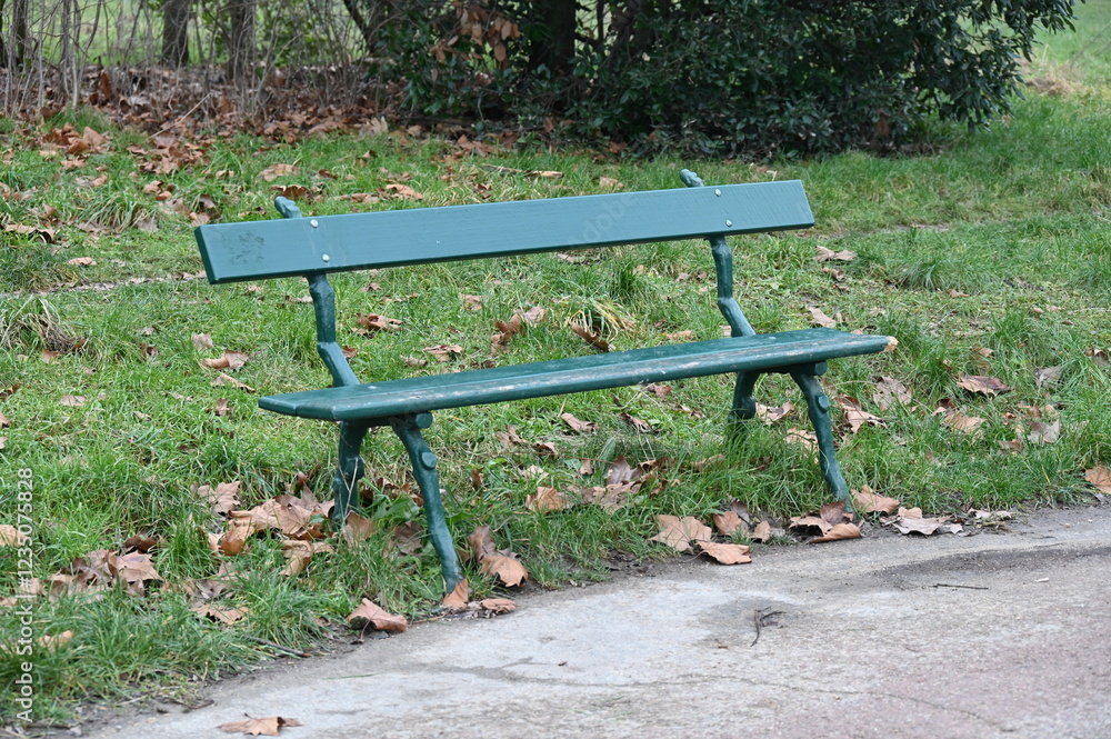 Bancs verts dans un parc parisien Bancs verts dans un parc parisien
