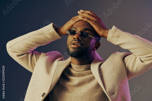 Fotografía Stylish young man with sunglasses showing emotions against a colorful background