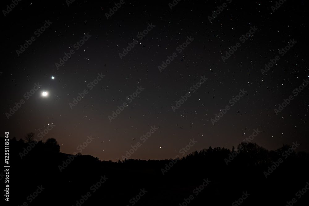 Nachthimmel mit dem Mond und der sehr hell leuchtenden Venus Nachthimmel mit dem Mond und der sehr hell leuchtenden Venus