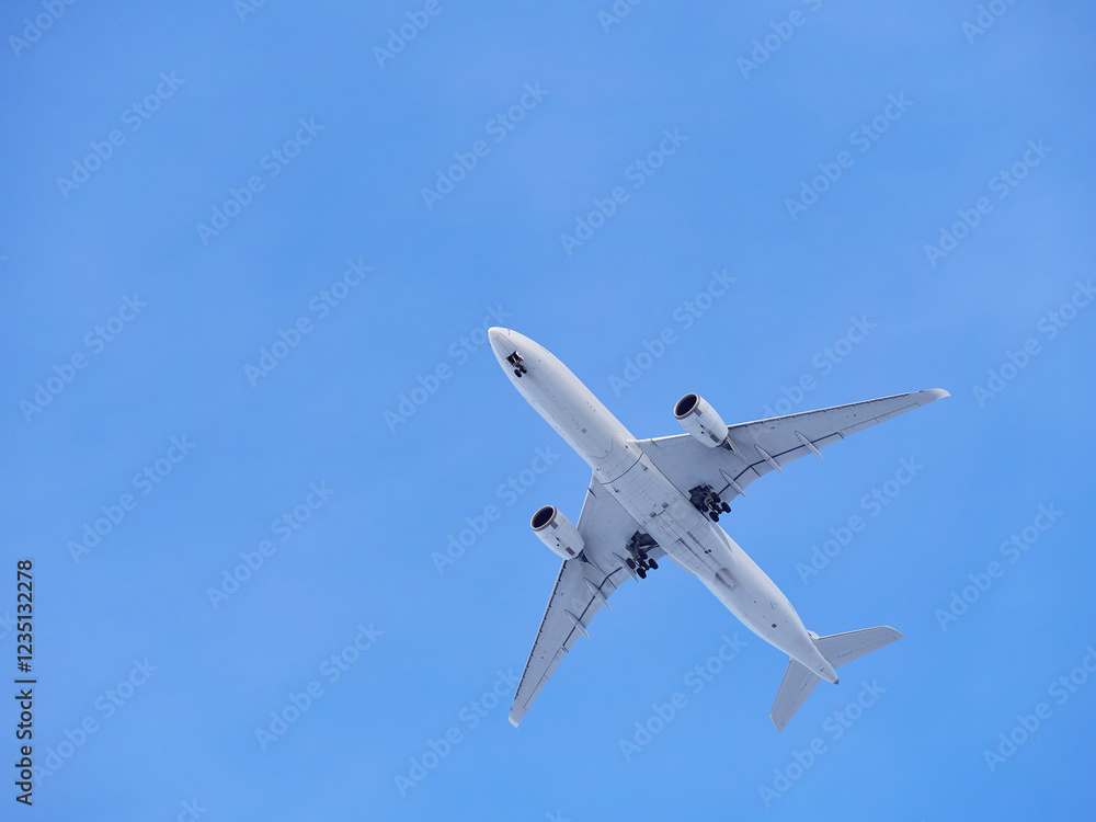 Plane in blue sky: overhead, under plane, chassis exit occurred. Plane in blue sky: overhead, under plane, chassis exit occurred.