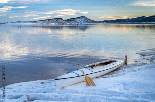 Fotografija decked expedition canoe with a wooden paddle on a shore of Carter Lakr in Colora