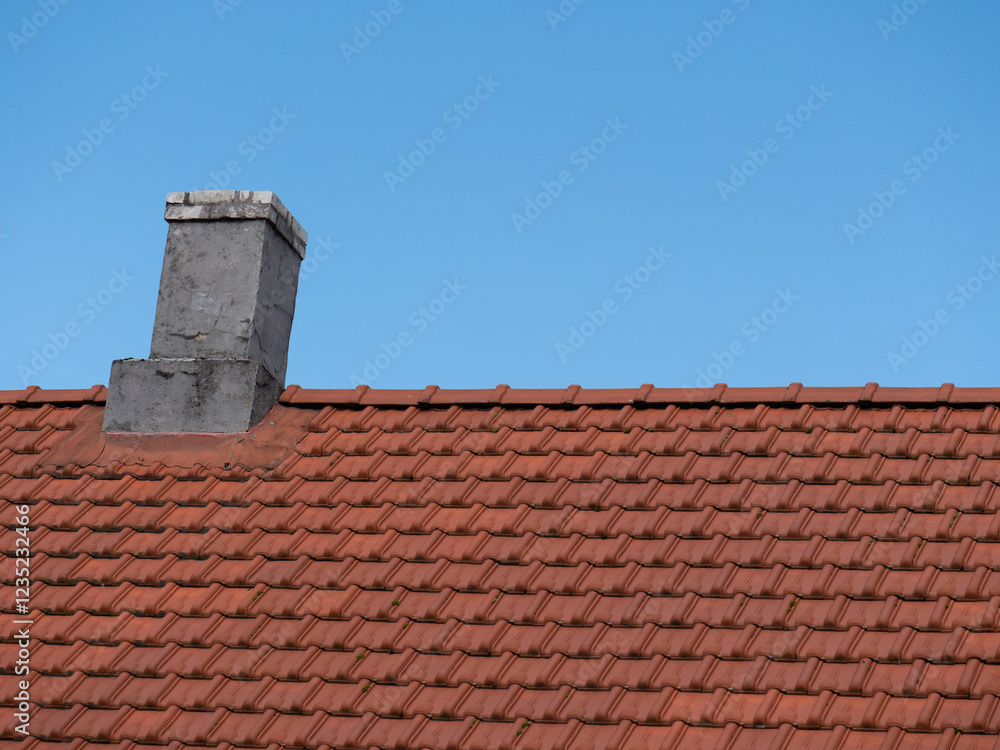 roten Dach mir Schornstein vor blauem Himmel roten Dach mir Schornstein vor blauem Himmel