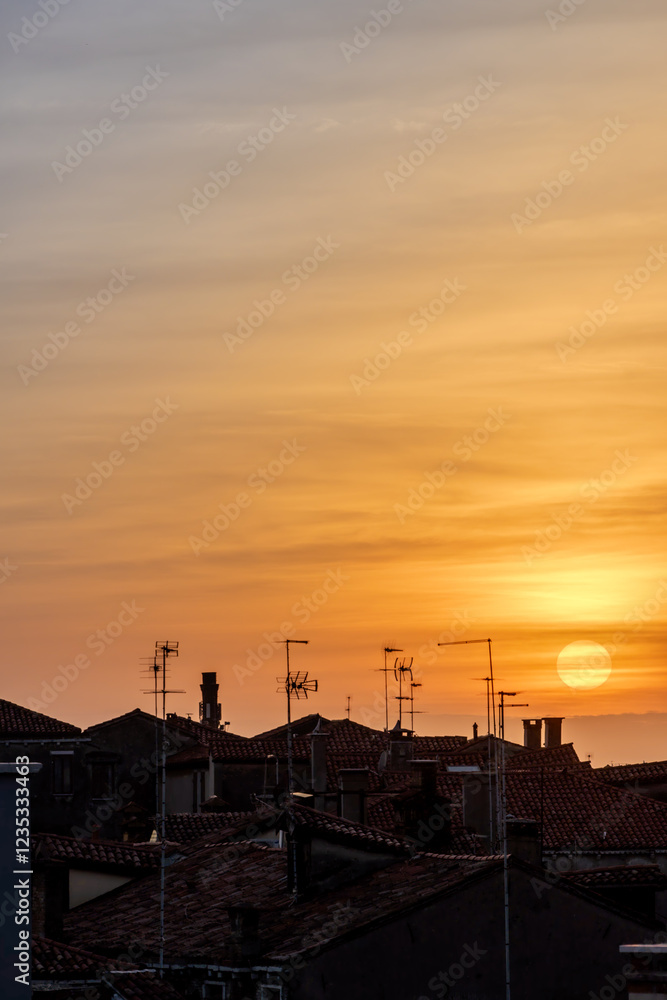 Naklejka premium Silhouette of the city of Venice during sunset (golden hour) in the fall