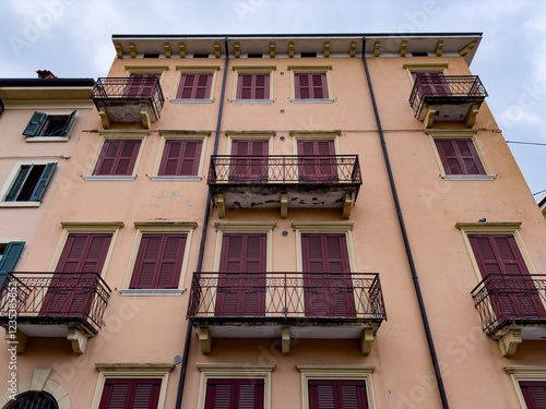 Obraz na płótnie Italian building with closed window shutters, bottom view w salonie