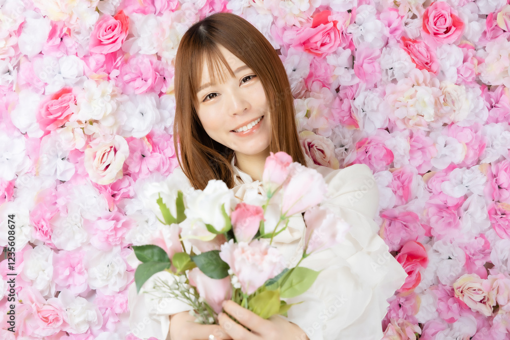花束を持つ若い女性 花束を持つ若い女性