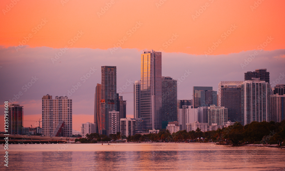 Naklejka premium landscape skyline at sunset miami