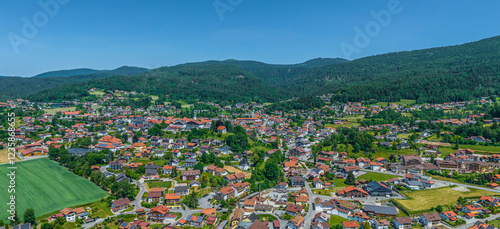 Tableau sur toile Die Marktgemeinde Bodenmais am Großen Arber im Bayerwald im Luftbild
