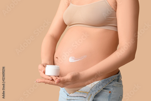 Young pregnant woman applyi...