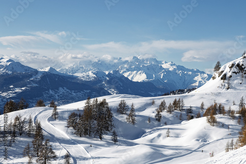 Paysage de montagne avec les Alpes du Valais et le Mont Blanc vu depuis la station de ski d'Anzère photo