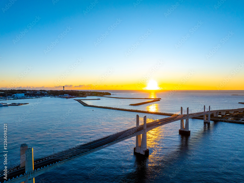 Obraz premium 夜明けの小名浜港・小名浜マリンブリッジ（福島県いわき市）