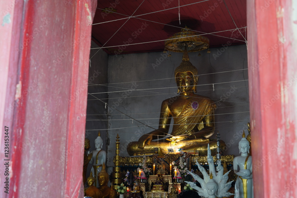 Obraz premium A monk in the chapel of Wat Kruttharam, Ayutthaya Province, Thailand, photographed on March 27, 2022.