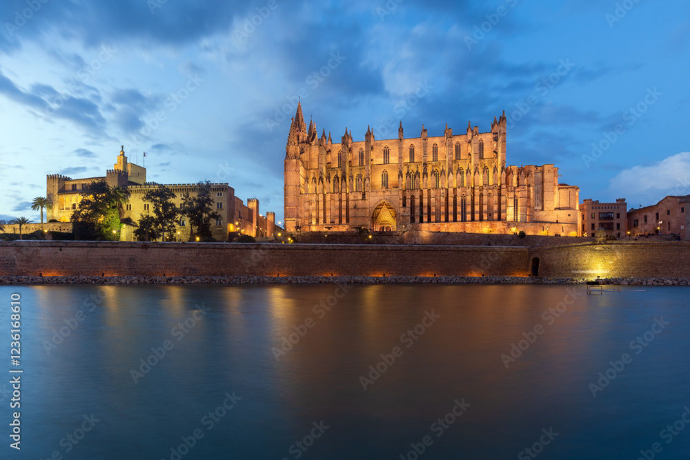Fototapeta premium Cattedrale di Santa Maria al calar del sole Maiorca Spagna