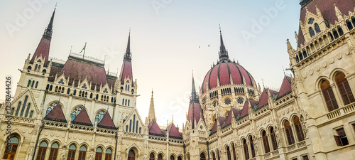 Vue aérienne panoramique de la ville capitale Budapest avec parlement hongrois Országház gothique en bord de rivière Danube, Hongrie, Europe
