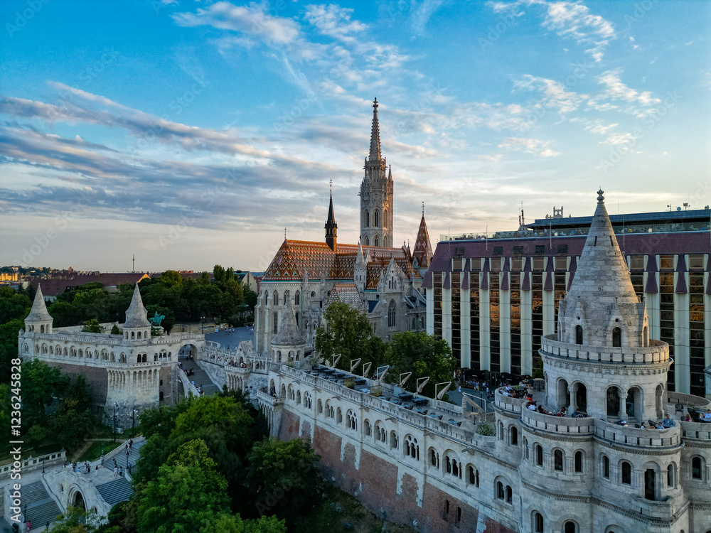 Vue aérienne panoramique de la ville capitale Budapest avec église Our Lady of Buda Castle, Fisherman's Bastion, Hongrie, Europe
