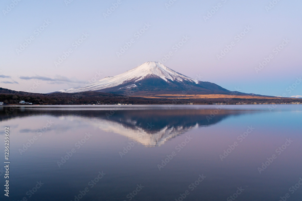 山中湖の湖面に映る紅富士 山中湖の湖面に映る紅富士