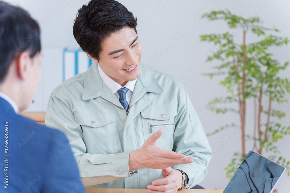 会議をするビジネスマンたち（スーツ・作業着・作業服）