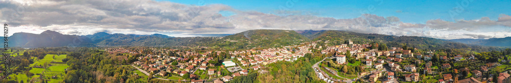 Fototapeta premium Breathtaking aerial view of Tuscany’s Devil’s Bridge amidst lush greenery and rivers