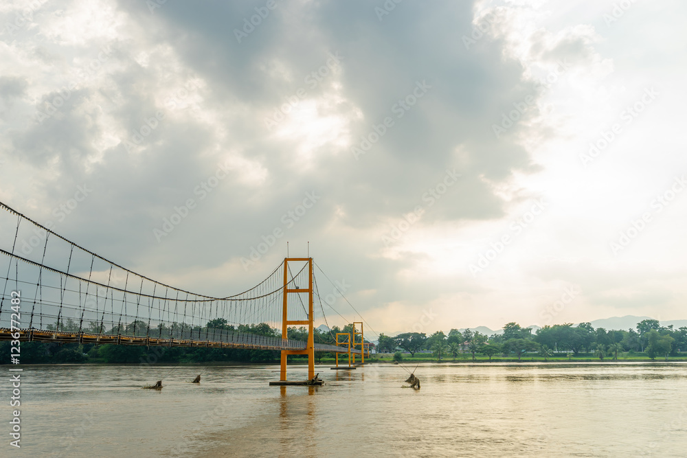 Obraz premium 200th Anniversary Rattanakosin Memorial Bridge: A Historical Landmark in Tak