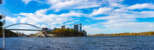 Blick von Nacka Strand Hafen auf Stockolm City