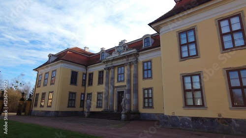 Das Schloss Mosigkau in Dessau-Roßlau, Deutschland, an einem sonnigen Wintertag