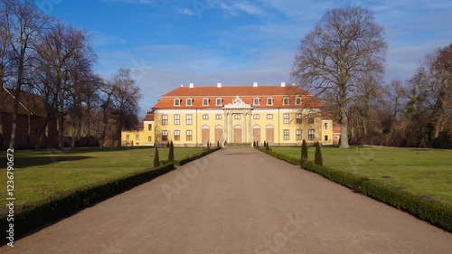 Das Schloss Mosigkau in Dessau-Roßlau, Deutschland, an einem sonnigen Wintertag