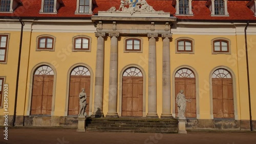 Das Schloss Mosigkau in Dessau-Roßlau, Deutschland, an einem sonnigen Wintertag