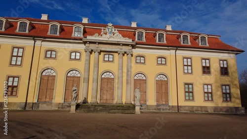 Das Schloss Mosigkau in Dessau-Roßlau, Deutschland, an einem sonnigen Wintertag