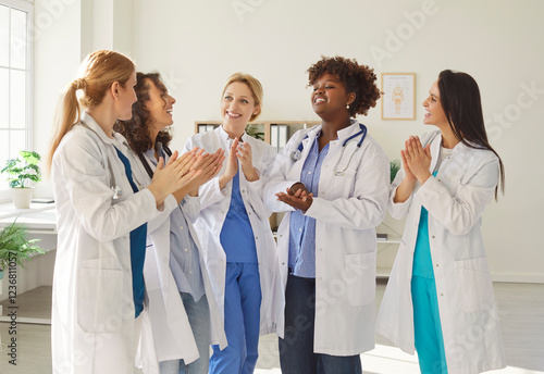 Foto Happy female doctor group celebrating common success, clinic diverse team in whi