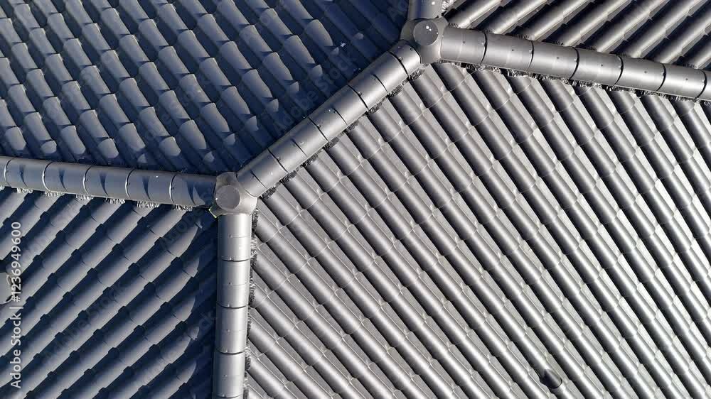 Toiture noire neuve à 4 pans d'une maison contemporaine | vue du ciel dans son ensemble