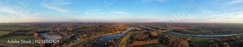 Obraz na płótnie Panoramaaufnahme der Lippe in Marl in Blickrichtung Osten in der Abenddämmerung im Winter w salonie