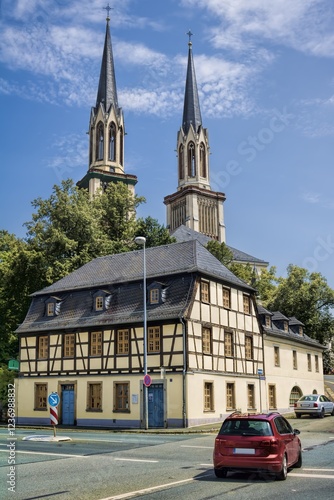 oelsnitz, deutschland - stadtpanorama mit jakobikirche und altem fachwerkhaus photo